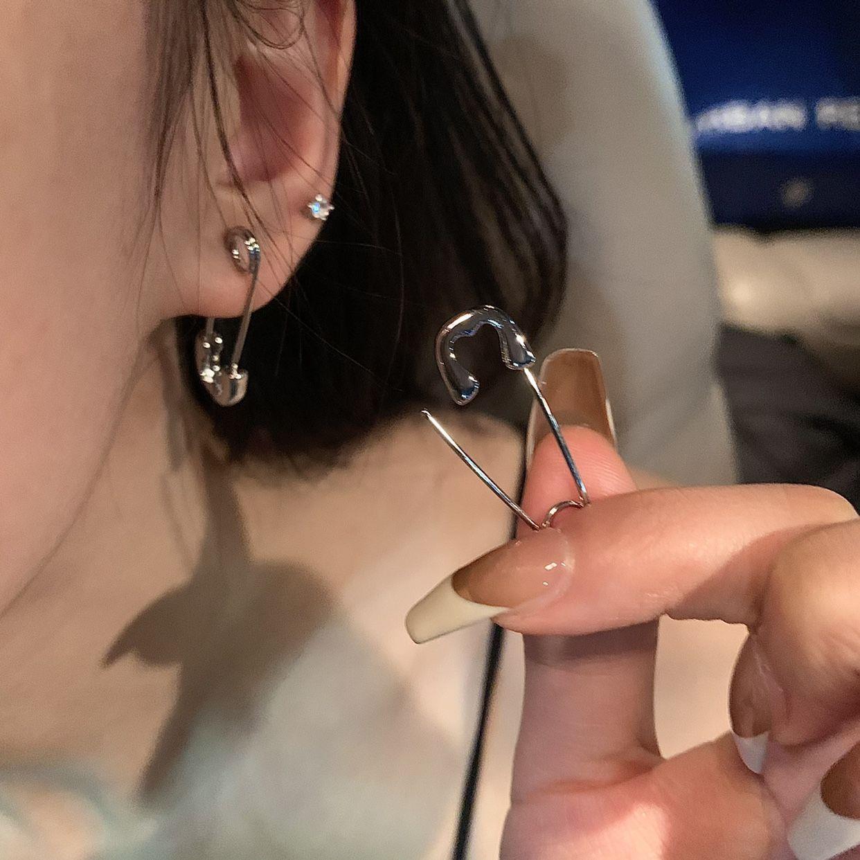 Anting Tusuk Logam Perak Gaya  - Men'S Accessories In The 90S ulasan dan harga