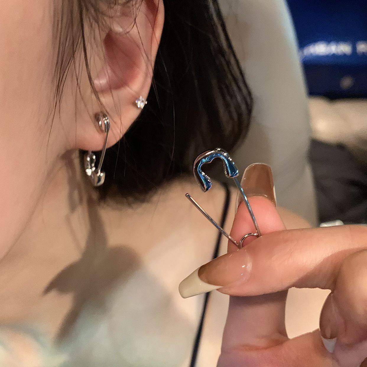 Anting Tusuk Logam Perak Gaya  - Men'S Accessories In The 90S ulasan dan harga